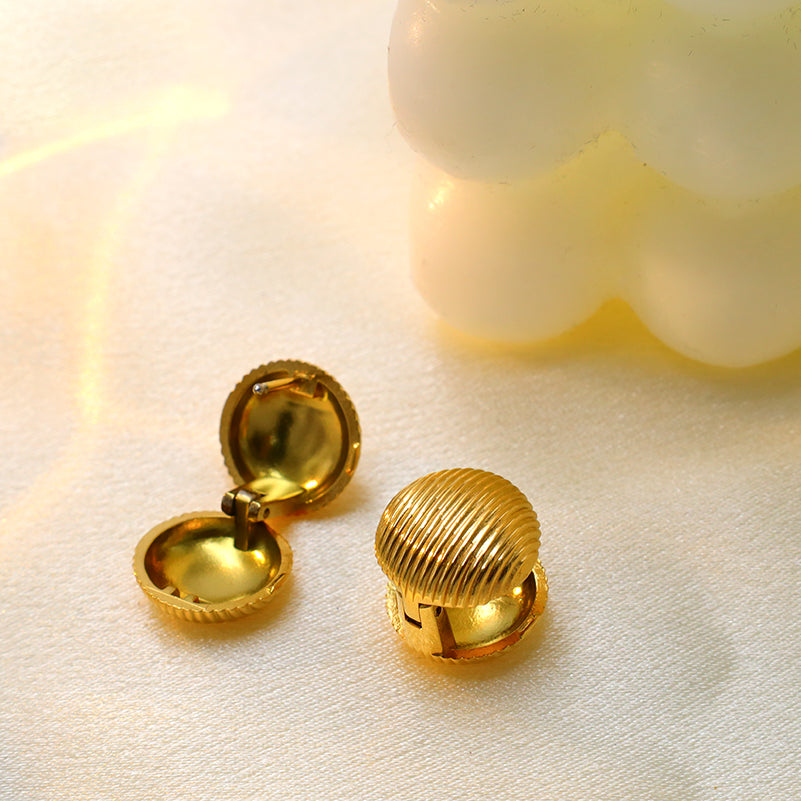 Solenne Ribbed Dome Studs