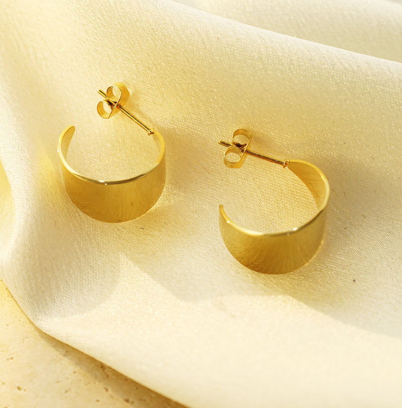 Soleil Ribbon Curve Studs
