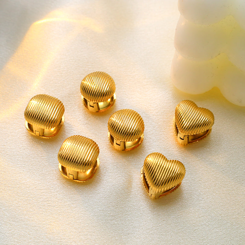 Solenne Ribbed Dome Studs